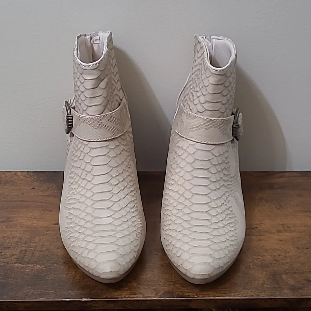 BareTraps LUCIA Textured Snakeskin Cream Ankle Booties size 9.5